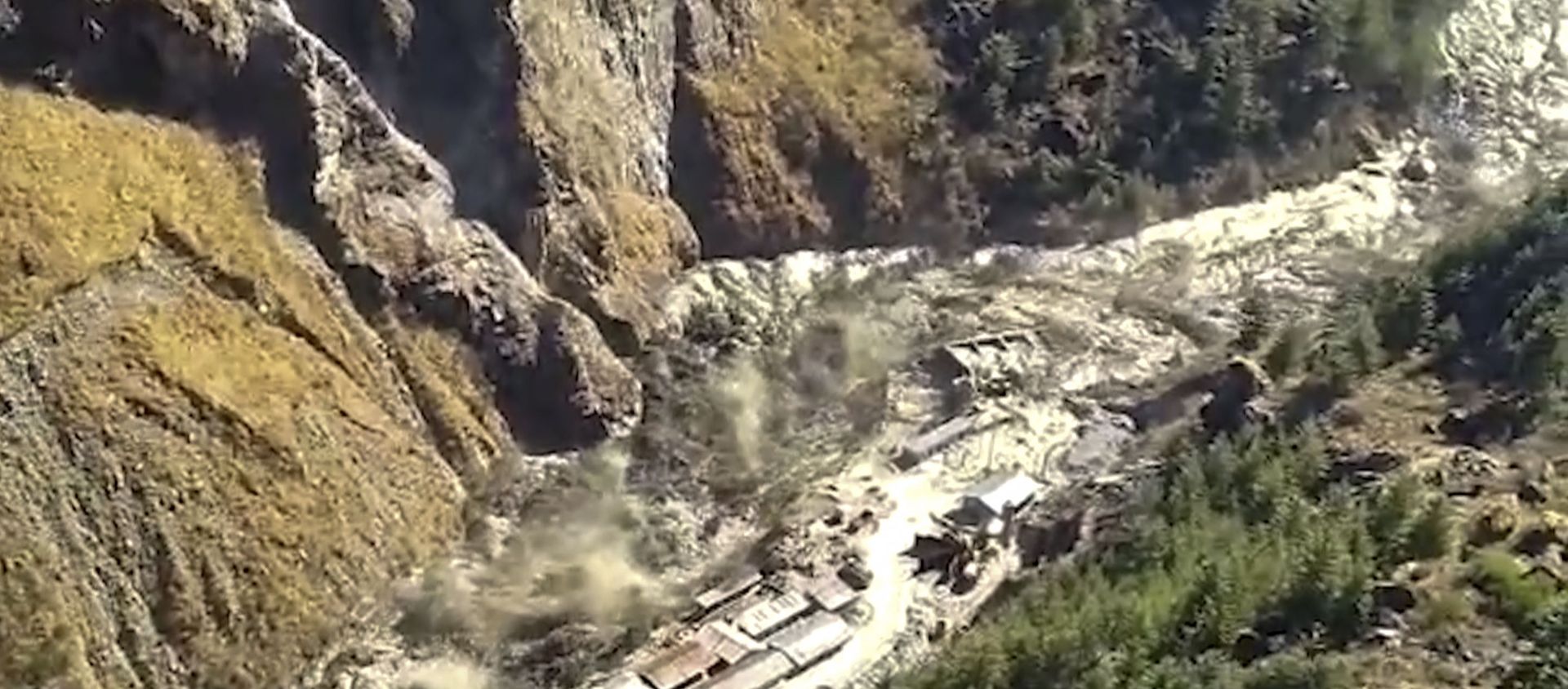 This frame grab from video provided by KK Productions shows a massive flood of water, mud and debris flowing at Chamoli District after a portion of Nanda Devi glacier broke off in Tapovan area of the northern state of Uttarakhand, India, Sunday, Feb.7, 2021. (KK Productions via AP) This frame grab from video provided by KK Productions shows a massive flood of water, mud and debris flowing at Chamoli District after a portion of Nanda Devi glacier broke off in Tapovan area of the northern state of Uttarakhand, India, Sunday, Feb.7, 2021. (KK Productions via AP) - Sputnik International, 1920, 07.02.2021
