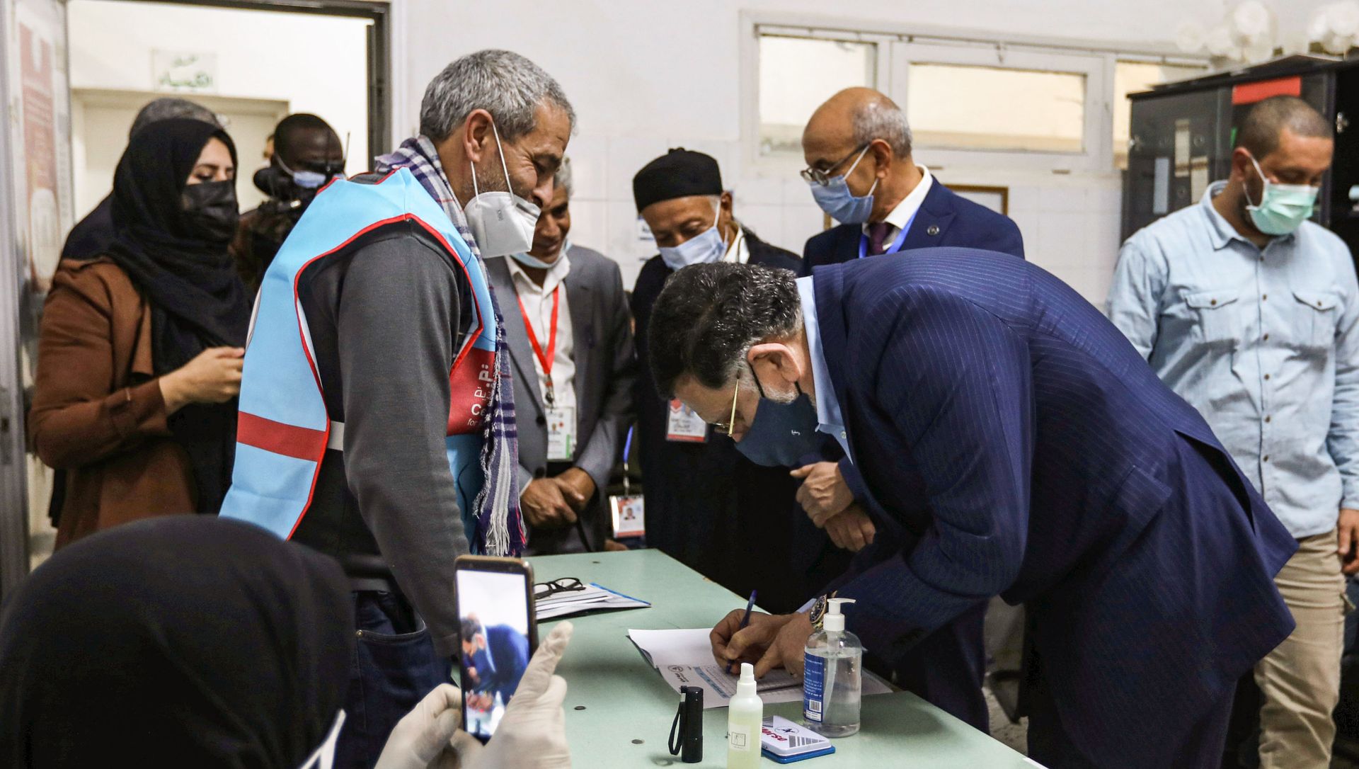 Fayez Sarraj, outgoing prime minister of the UN-recognised Libyan Government of National Accord (GNA), registers to vote during an election for the Tripoli Municipal Council, in Libya's capital on February 6, 2021. Fayez Sarraj, outgoing prime minister of the UN-recognised Libyan Government of National Accord (GNA), registers to vote during an election for the Tripoli Municipal Council, in Libya's capital on February 6, 2021. - Sputnik International, 1920, 07.02.2021