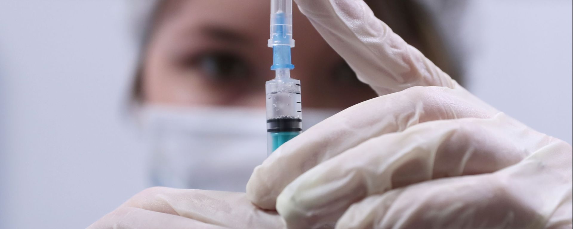 A healthcare worker prepares a dose of Russia's coronavirus vaccine Gam-COVID-Vac, trade-named Sputnik V, at a coronavirus vaccination center at a shopping mall, in Moscow, Russia. A healthcare worker prepares a dose of Russia's coronavirus vaccine Gam-COVID-Vac, trade-named Sputnik V, at a coronavirus vaccination center at a shopping mall, in Moscow, Russia. - Sputnik International, 1920, 06.03.2021