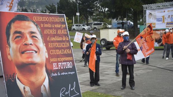 A sing with a picture of former Ecuadorean President Rafael Correa (2007-2017) and reading Dear Ecuador I invite you to vote for ANDREZ ARAUZ, the candidate of the CITIZEN REVOLUTION is seen during the campaign rally of Ecuadorean Presidential candidate for Union por la Esperanza party Andres Arauz in Quito, on January 26, 2021. - Ecuador holds presidential elections on February 7, 2021. - Sputnik International