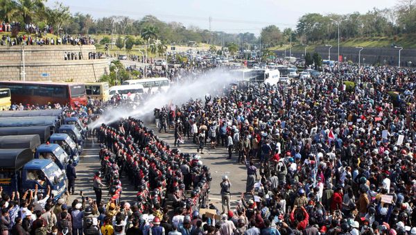 Police fire a water cannon at protesters demonstrating against the coup and demanding the release of elected leader Aung San Suu Kyi, in Naypyitaw, Myanmar, February 8, 2021 - Sputnik International