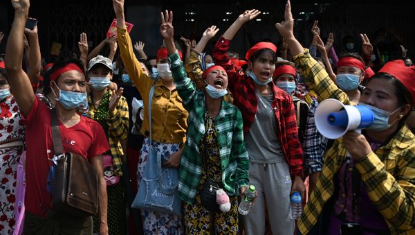 Protesters hold up the three finger salute during a demonstration against the military coup in Yangon on February 6, 2021. (Photo by YE AUNG THU / AFP) - Sputnik International