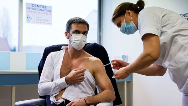 French Health Minister Olivier Veran receives a dose of the AstraZeneca-Oxford Covid-19 vaccine at the South Ile-de-France Hospital Group (Groupe Hospitalier Sud Ile-de-France), in Melun, on the outskirts of Paris, on February 8, 2021 during an AstraZeneca vaccine injections campaign for people under the age of 65. - Sputnik International
