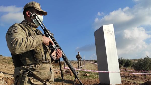 Turkish police officers guard a monolith, found on an open field near Sanliurfa, southeastern Turkey, Sunday, Feb. 7, 2021. - Sputnik International