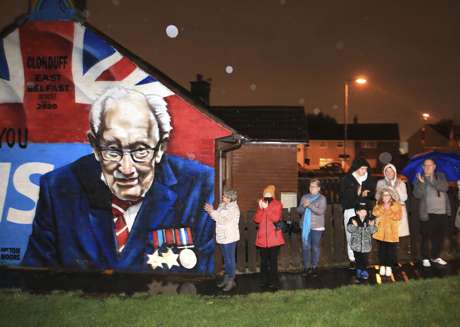 Clapping for Tom is Empty Gesture – A Real Tribute is Proper NHS Funding Clapping for Tom is Empty Gesture – A Real Tribute is Proper NHS Funding - Sputnik International, 1920, 10.02.2021