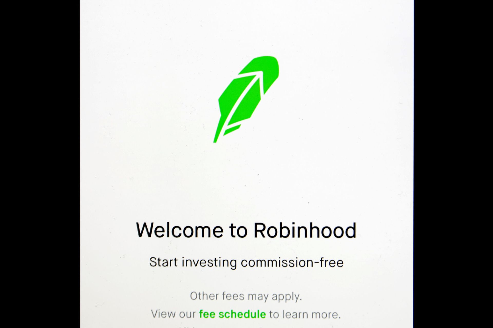 Parents Sue Robinhood After Their Son Suicide For Believing He Owed Hundreds of Thousands to Company Parents Sue Robinhood After Their Son Suicide For Believing He Owed Hundreds of Thousands to Company - Sputnik International, 1920, 09.02.2021