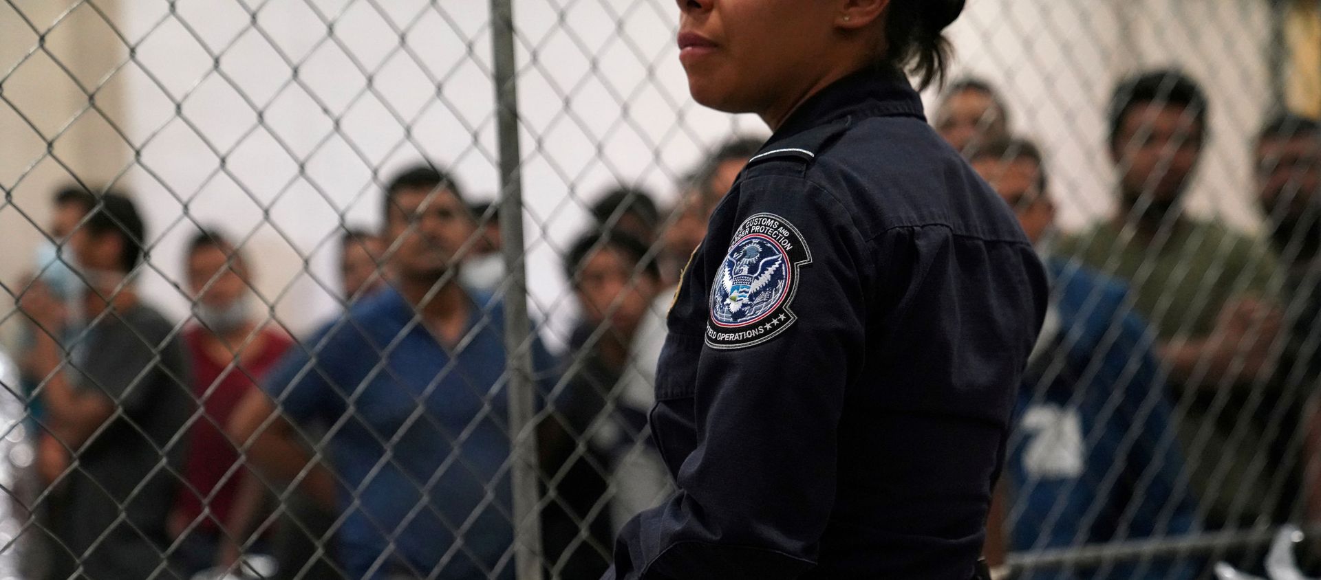 A U.S. Customs and Border Protection agent monitors single-adult male detainees at Border Patrol station in McAllen, Texas - Sputnik International, 1920, 09.02.2021