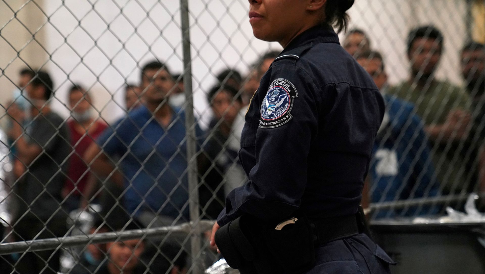 A U.S. Customs and Border Protection agent monitors single-adult male detainees at Border Patrol station in McAllen, Texas A U.S. Customs and Border Protection agent monitors single-adult male detainees at Border Patrol station in McAllen, Texas - Sputnik International, 1920, 27.02.2021