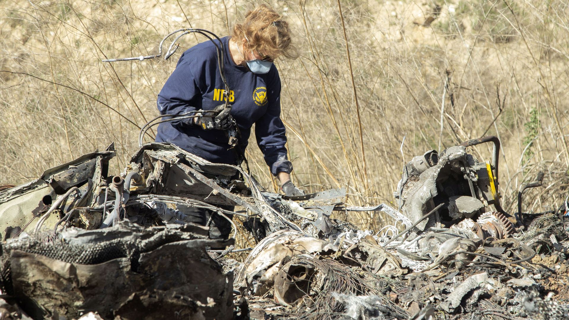 FILE - In this Jan. 27, 2020, file photo, released by the National Transportation Safety Board, NTSB investigator Carol Hogan examines wreckage as part of the NTSB's investigation of a helicopter crash near Calabasas, Calif., that killed former NBA basketball player Kobe Bryant, his 13-year-old daughter, Gianna, and seven others. Federal safety investigators bypassed aviation regulators on Tuesday, June 2, 2020, and urged leading helicopter manufacturers to install so-called black boxes that would help determine the cause of crashes such as the one that killed former NBA star Kobe Bryant. FILE - In this Jan. 27, 2020, file photo, released by the National Transportation Safety Board, NTSB investigator Carol Hogan examines wreckage as part of the NTSB's investigation of a helicopter crash near Calabasas, Calif., that killed former NBA basketball player Kobe Bryant, his 13-year-old daughter, Gianna, and seven others. Federal safety investigators bypassed aviation regulators on Tuesday, June 2, 2020, and urged leading helicopter manufacturers to install so-called black boxes that would help determine the cause of crashes such as the one that killed former NBA star Kobe Bryant. - Sputnik International, 1920, 09.02.2021