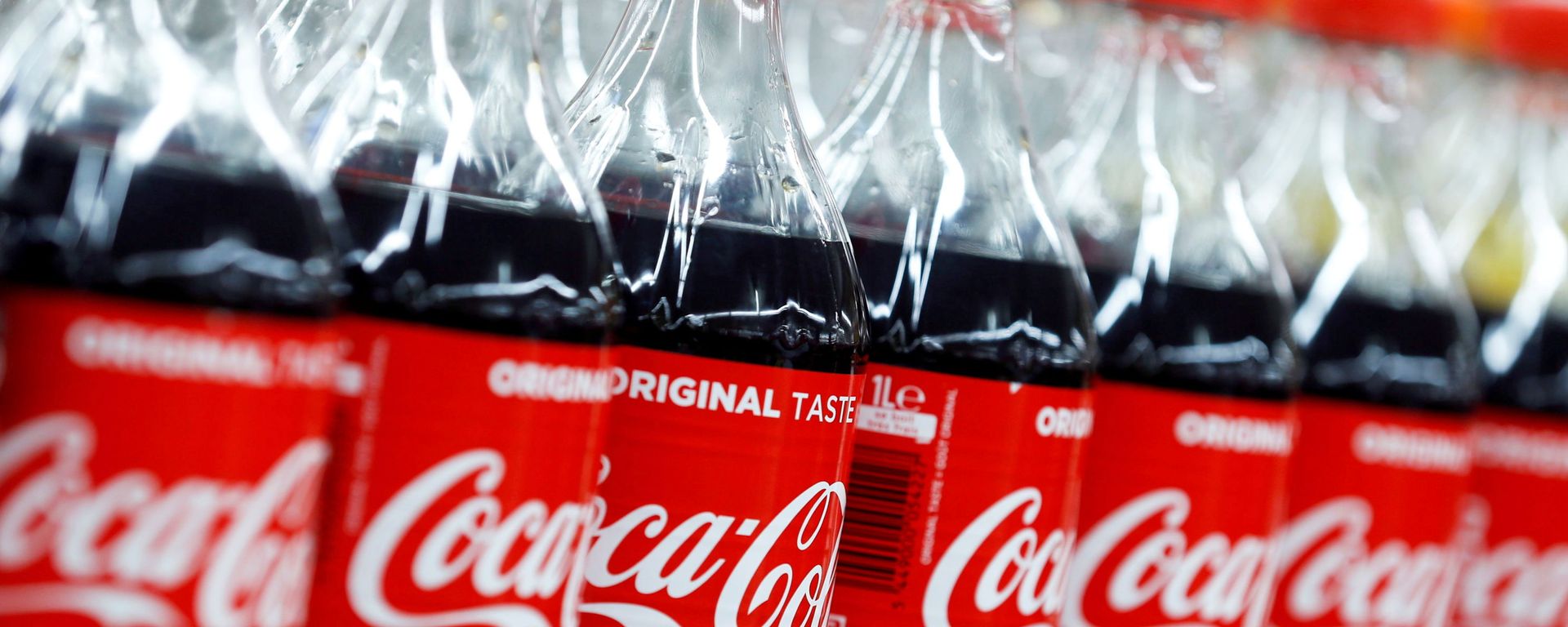 Bottles of Coca-Cola are seen at a Carrefour Hypermarket store in Montreuil, near Paris, France, February 5, 2018 Bottles of Coca-Cola are seen at a Carrefour Hypermarket store in Montreuil, near Paris, France, February 5, 2018 - Sputnik International, 1920, 19.01.2023