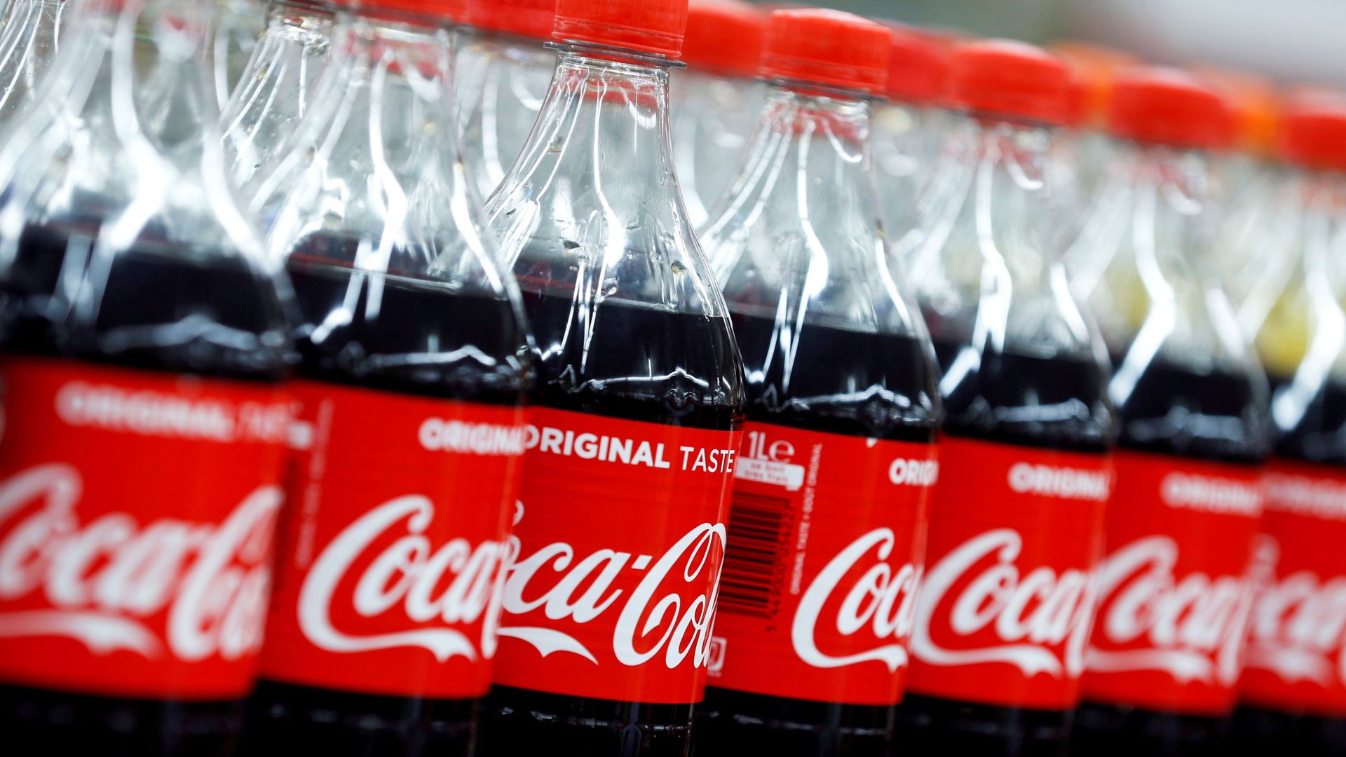Bottles of Coca-Cola are seen at a Carrefour Hypermarket store in Montreuil, near Paris, France, February 5, 2018 Bottles of Coca-Cola are seen at a Carrefour Hypermarket store in Montreuil, near Paris, France, February 5, 2018 - Sputnik International, 1920, 17.06.2021