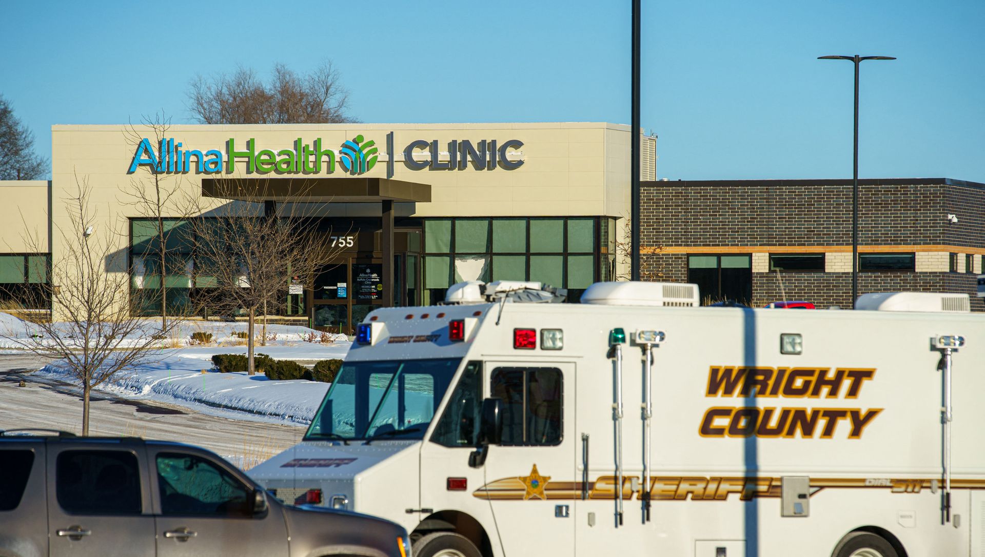 A Wright County Sheriff vehicle is seen parked outside the Allina Health Clinic in Buffalo, Minnesota, after a shooting there left at least five wounded on February 9, 2021. A Wright County Sheriff vehicle is seen parked outside the Allina Health Clinic in Buffalo, Minnesota, after a shooting there left at least five wounded on February 9, 2021. - Sputnik International, 1920, 09.02.2021