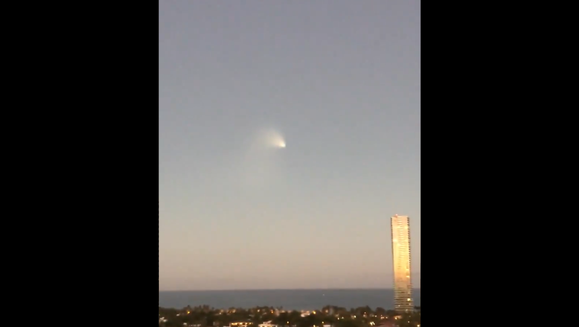 Screenshot from a video showing what is believed by some Florida residents to be a UFO Screenshot from a video showing what is believed by some Florida residents to be a UFO - Sputnik International, 1920, 10.02.2021
