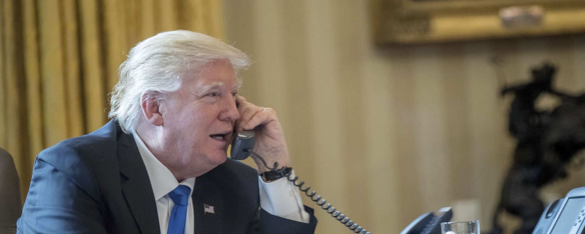 President Donald Trump speaks on the phone with Russian President Vladimir Putin, Saturday, Jan. 28, 2017, in the Oval Office at the White House in Washington President Donald Trump speaks on the phone with Russian President Vladimir Putin, Saturday, Jan. 28, 2017, in the Oval Office at the White House in Washington - Sputnik International, 1920, 02.10.2024