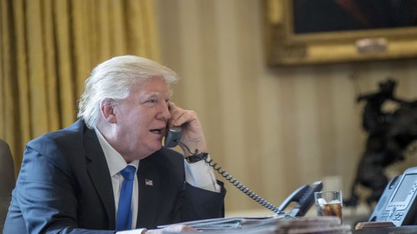 President Donald Trump speaks on the phone with Russian President Vladimir Putin, Saturday, Jan. 28, 2017, in the Oval Office at the White House in Washington - Sputnik International