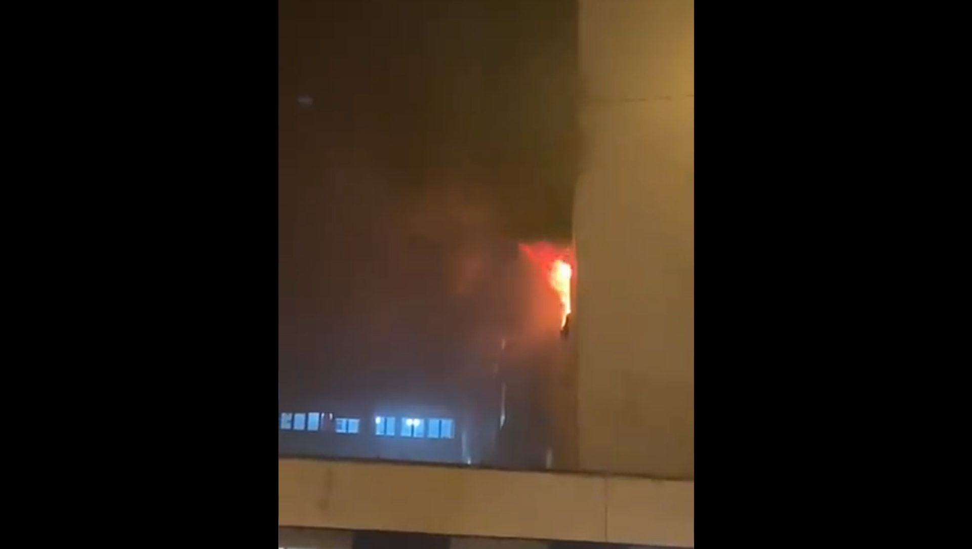 A screenshot from a video showing a hospital in the Spanish city of Cadiz on fire. A screenshot from a video showing a hospital in the Spanish city of Cadiz on fire. - Sputnik International, 1920, 10.02.2021