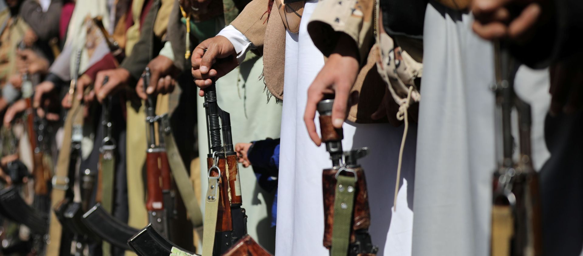 Houthi supporters hold their weapons during a demonstration outside the U.S. embassy against the United States over its decision to designate the Houthis a foreign terrorist organisation, in Sanaa, Yemen January 18, 2021 Houthi supporters hold their weapons during a demonstration outside the U.S. embassy against the United States over its decision to designate the Houthis a foreign terrorist organisation, in Sanaa, Yemen January 18, 2021 - Sputnik International, 1920, 07.03.2021