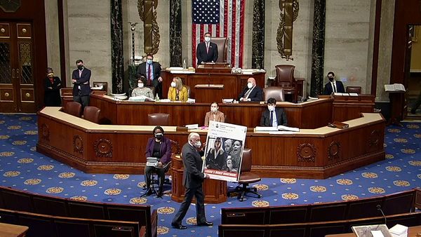 U.S. House Majority Leader Steny Hoyer (D-MD) carries an enlarged Tweet U.S. House Majority Leader Steny Hoyer (D-MD) carries an enlarged Tweet - Sputnik International
