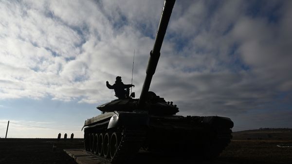 A T-72B3 tank operated by a crew  - Sputnik International