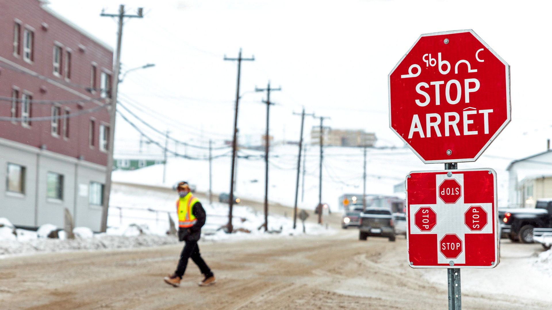 A man wearing a mask to help slow the spread of coronavirus disease (COVID-19) passes a stop sign written in English, French and Inuktitut as the territory of Nunavut enters a two week mandatory restriction period in Iqaluit, Nunavut, Canada 18 November 2020. A man wearing a mask to help slow the spread of coronavirus disease (COVID-19) passes a stop sign written in English, French and Inuktitut as the territory of Nunavut enters a two week mandatory restriction period in Iqaluit, Nunavut, Canada 18 November 2020. - Sputnik International, 1920, 02.03.2021