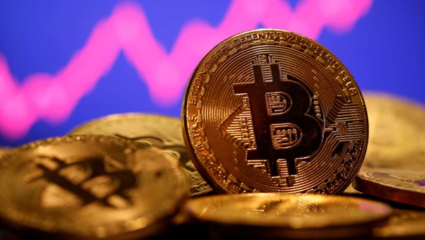 A representation of virtual currency Bitcoin is seen in front of a stock graph in this illustration taken January 8, 2021. REUTERS/Dado Ruvic/File Photo - Sputnik International