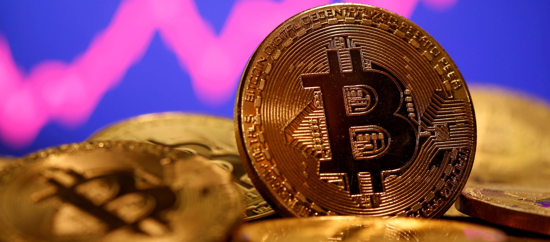 A representation of virtual currency Bitcoin is seen in front of a stock graph in this illustration taken 8 January 2021. REUTERS/Dado Ruvic/File Photo A representation of virtual currency Bitcoin is seen in front of a stock graph in this illustration taken 8 January 2021. REUTERS/Dado Ruvic/File Photo - Sputnik International, 1920, 11.02.2021