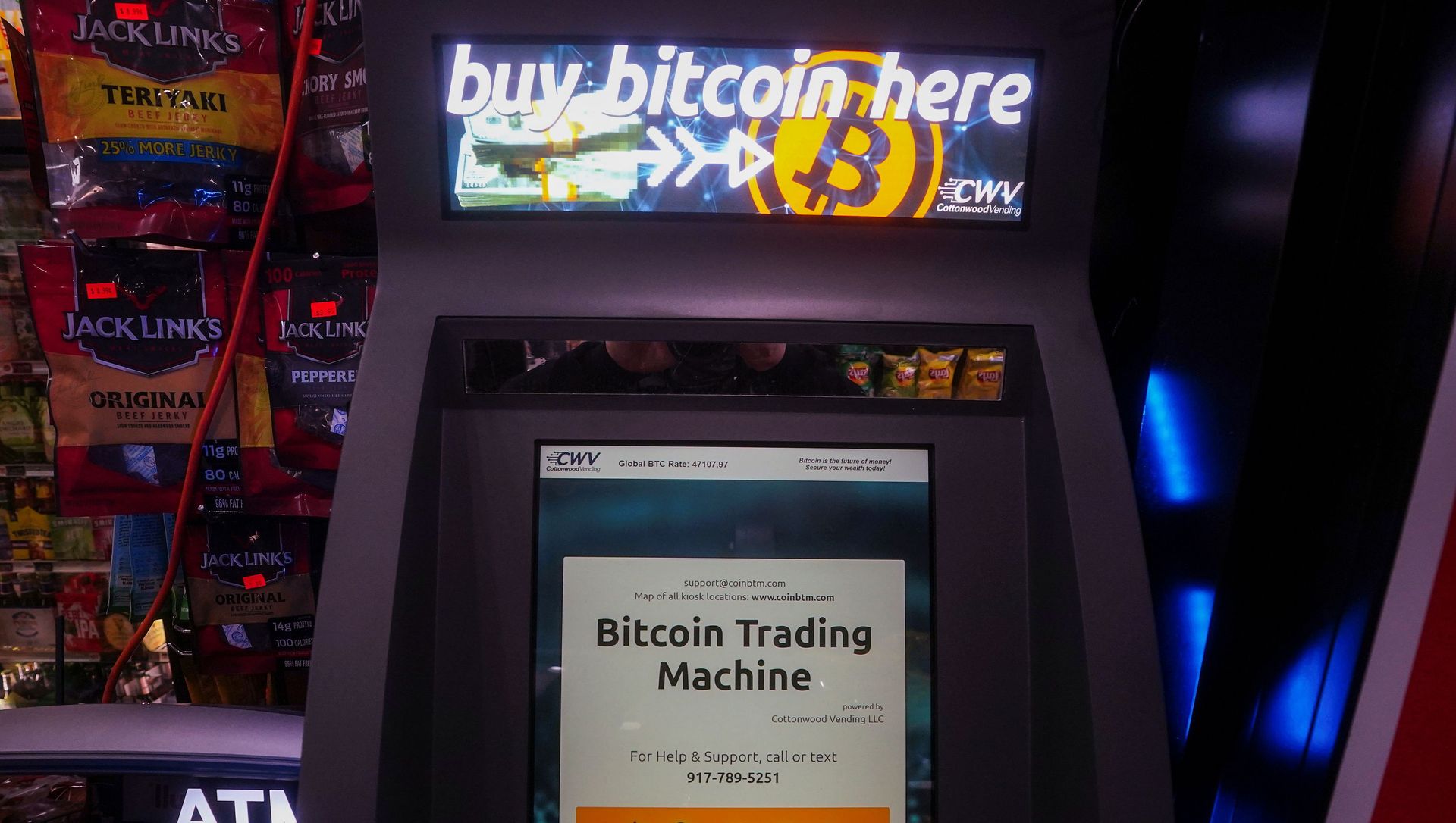 A Bitcoin ATM is pictured in a bodega in the Manhattan borough of New York City, New York, U.S., February 9, 2021. REUTERS/Carlo Allegri A Bitcoin ATM is pictured in a bodega in the Manhattan borough of New York City, New York, U.S., February 9, 2021. REUTERS/Carlo Allegri - Sputnik International, 1920, 19.02.2021
