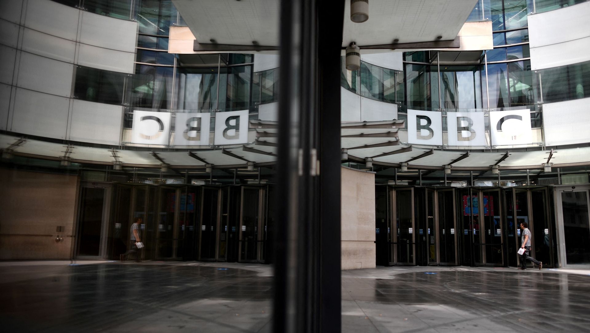 A man walks outside the BBC headquarters in Portland Place, London on July 2, 2020 A man walks outside the BBC headquarters in Portland Place, London on July 2, 2020 - Sputnik International, 1920, 11.02.2021