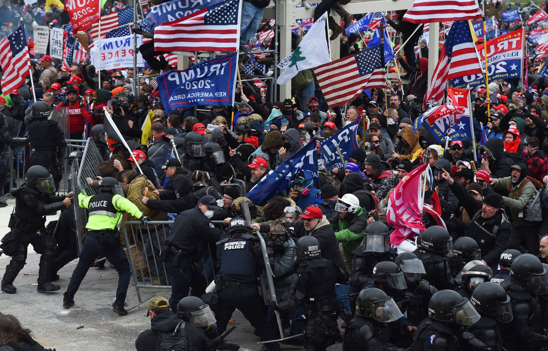 NYT: Six Oath Keepers Who Guarded Roger Stone Entered US Capitol on 6 January - Sputnik International, 1920, 15.02.2021