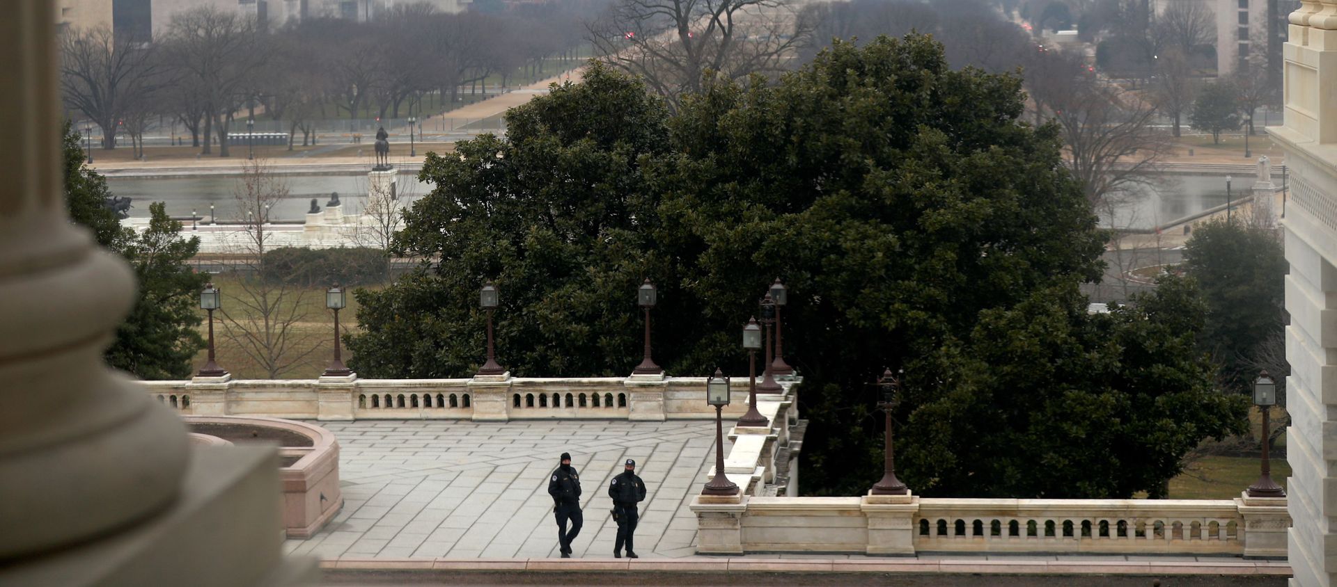 U.S. Capitol officers walk during the third day of senate impeachment hearings against former U.S. President Donald Trump, at the U.S. Capitol - Sputnik International, 1920, 12.02.2021