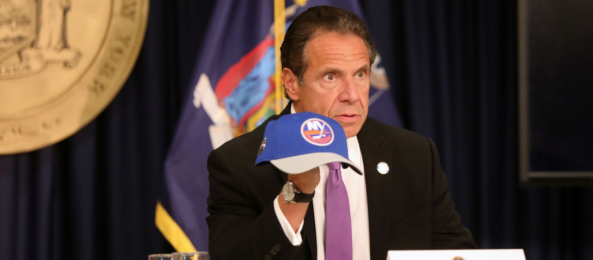 SEPTEMBER 08: New York state Gov. Andrew Cuomo holds an NHL New York Islanders hat at a news conference on September 08, 2020 in New York City. Cuomo, though easing restrictions on casinos and malls throughout the state, has declined to do so for indoor dining in restaurants in New York City despite pressure from business owners, citing struggles by the city to enforce the state's previous orders. SEPTEMBER 08: New York state Gov. Andrew Cuomo holds an NHL New York Islanders hat at a news conference on September 08, 2020 in New York City. Cuomo, though easing restrictions on casinos and malls throughout the state, has declined to do so for indoor dining in restaurants in New York City despite pressure from business owners, citing struggles by the city to enforce the state's previous orders. - Sputnik International, 1920, 12.02.2021