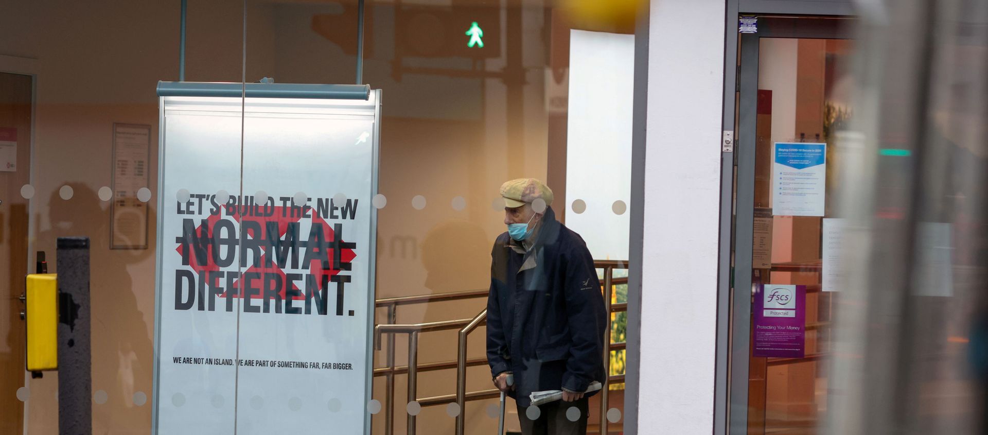 man wearing a face mask looks from a window of an HSBC bank as Britain began its third COVID-19 lockdown in Fulham, London, Britain, January 5, 2021. man wearing a face mask looks from a window of an HSBC bank as Britain began its third COVID-19 lockdown in Fulham, London, Britain, January 5, 2021. - Sputnik International, 1920, 12.02.2021