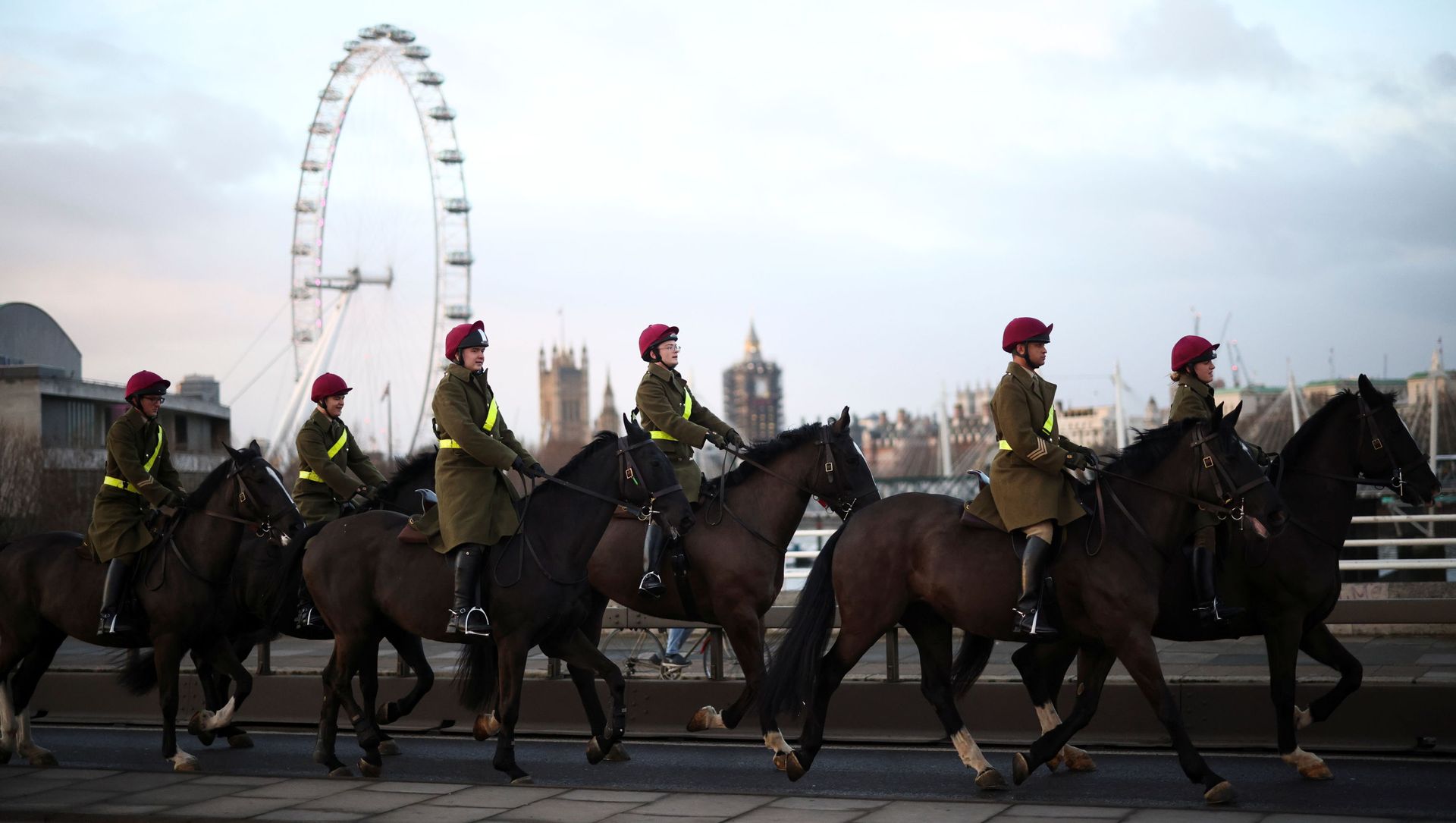 Mounted members of the military travel across Waterloo Bridge, amid the coronavirus disease (COVID-19) outbreak in London, Britain, 29 January 2021. REUTERS/Henry Nicholls Mounted members of the military travel across Waterloo Bridge, amid the coronavirus disease (COVID-19) outbreak in London, Britain, 29 January 2021. REUTERS/Henry Nicholls - Sputnik International, 1920, 12.02.2021