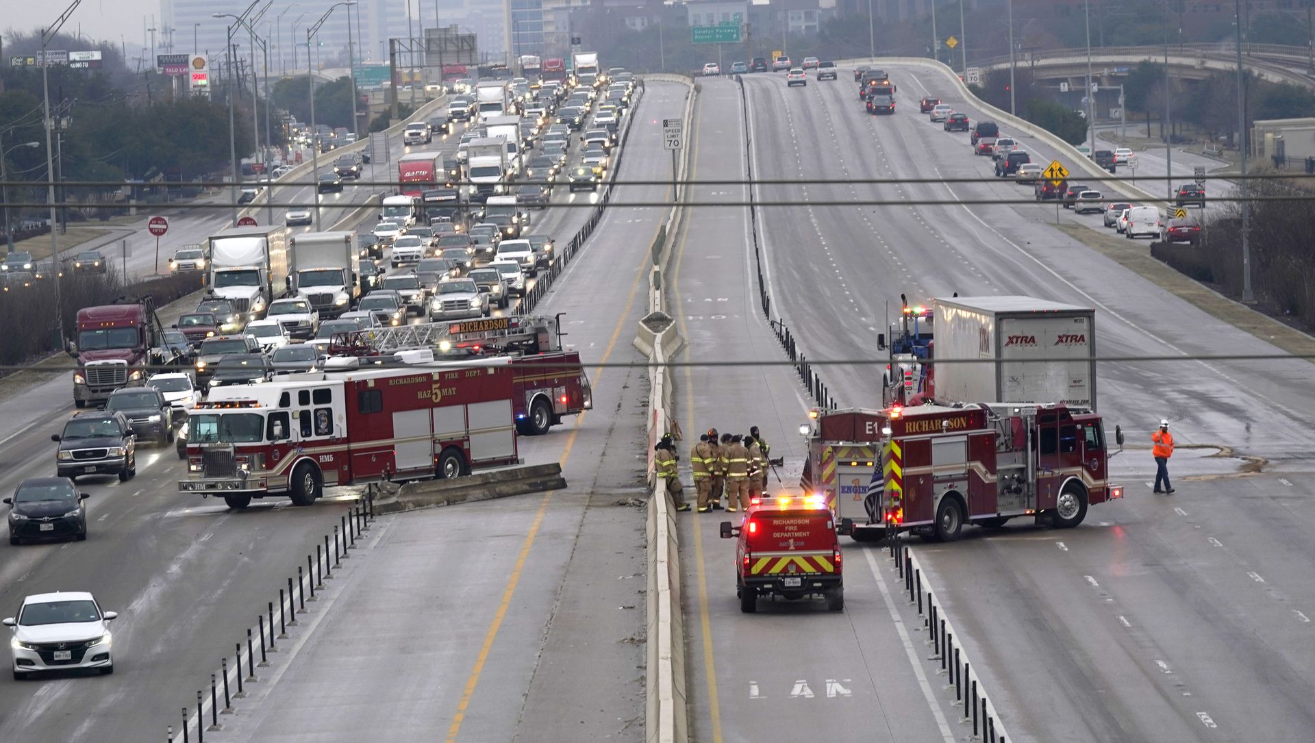 The highway sits closed as emergency crews finish cleaning following accidents caused by ice and low temperatures in Richardson, Texas, Thursday, Feb. 11, 2021. A winter storm brought a coating of ice to parts of Texas. (AP Photo/LM Otero) The highway sits closed as emergency crews finish cleaning following accidents caused by ice and low temperatures in Richardson, Texas, Thursday, Feb. 11, 2021. A winter storm brought a coating of ice to parts of Texas. (AP Photo/LM Otero) - Sputnik International, 1920, 12.02.2021