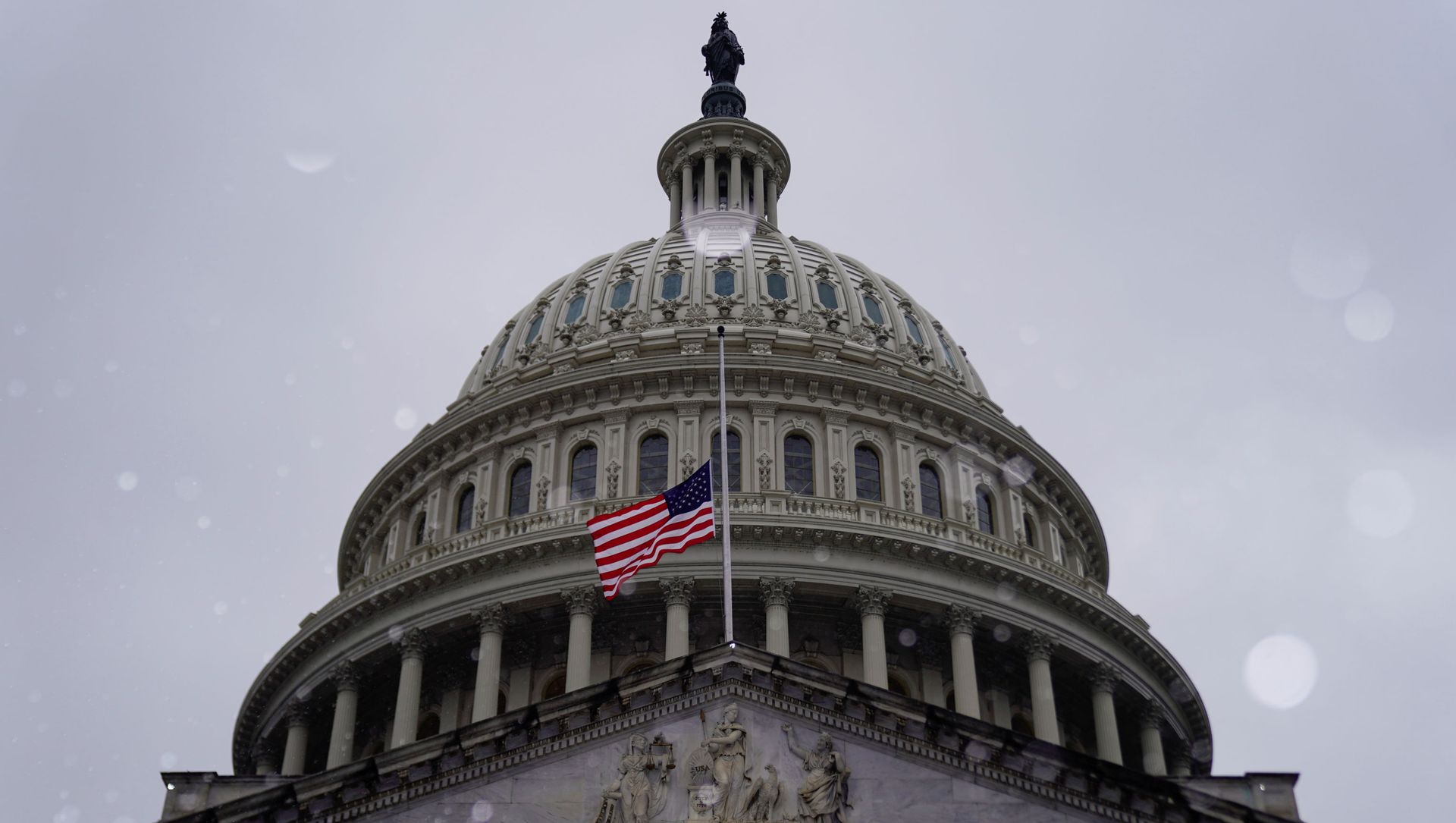 Snow falls at the U.S. Capitol on the third day of senate impeachment hearings against former U.S. president Donald Trump in Washington, U.S. February 11, 2021 Snow falls at the U.S. Capitol on the third day of senate impeachment hearings against former U.S. president Donald Trump in Washington, U.S. February 11, 2021 - Sputnik International, 1920, 13.02.2021