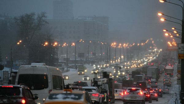 Автомобили во время снегопада на Садовом кольце в Москве. - Sputnik International