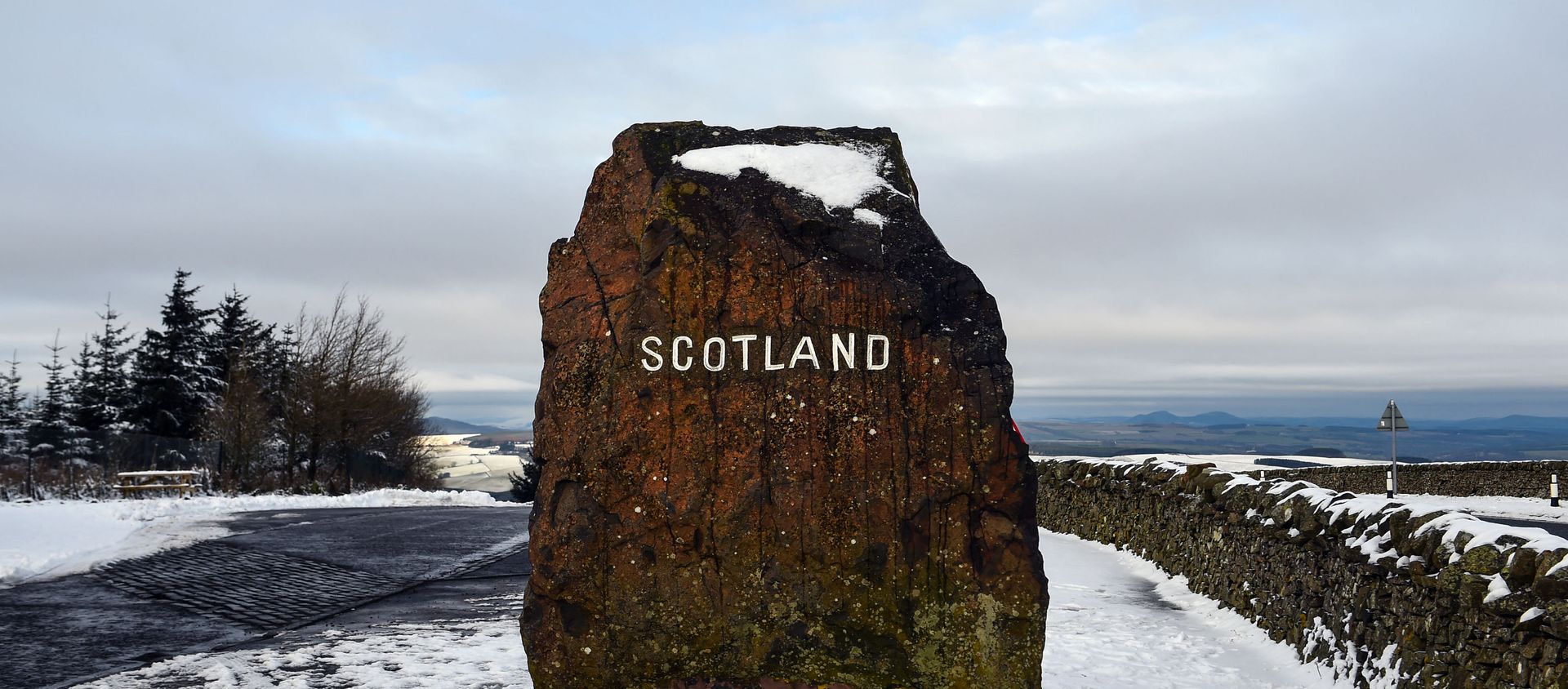 Snow blankets the ground at the border between England and Scotland near Jedburgh on December 31, 2020. Snow blankets the ground at the border between England and Scotland near Jedburgh on December 31, 2020. - Sputnik International, 1920, 13.02.2021