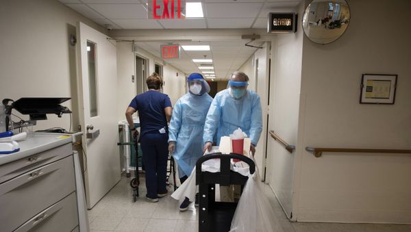 CVS Pharmacists bring the COVID-19 vaccine for the nursing home residents at Harlem Center for Nursing and Rehabilitation, a nursing home facility, on Friday, Jan. 15, 2021 in Harlem neighborhood of New York. (AP Photo/Yuki Iwamura) - Sputnik International