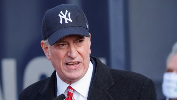 New York's Mayor Bill de Blasio makes declarations at a mass vaccination site at Yankee Stadium amid the coronavirus disease (COVID-19) pandemic in the Bronx borough of New York City, New York, U.S., February 5, 2021. - Sputnik International