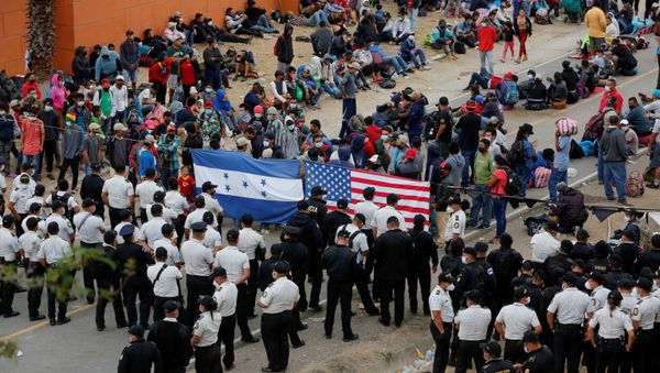  Hondurans taking part in a new caravan of migrants, set to head to the United States, gather in front of police officers blocking the road in Vado Hondo, Guatemala January 18, 2021. - Sputnik International