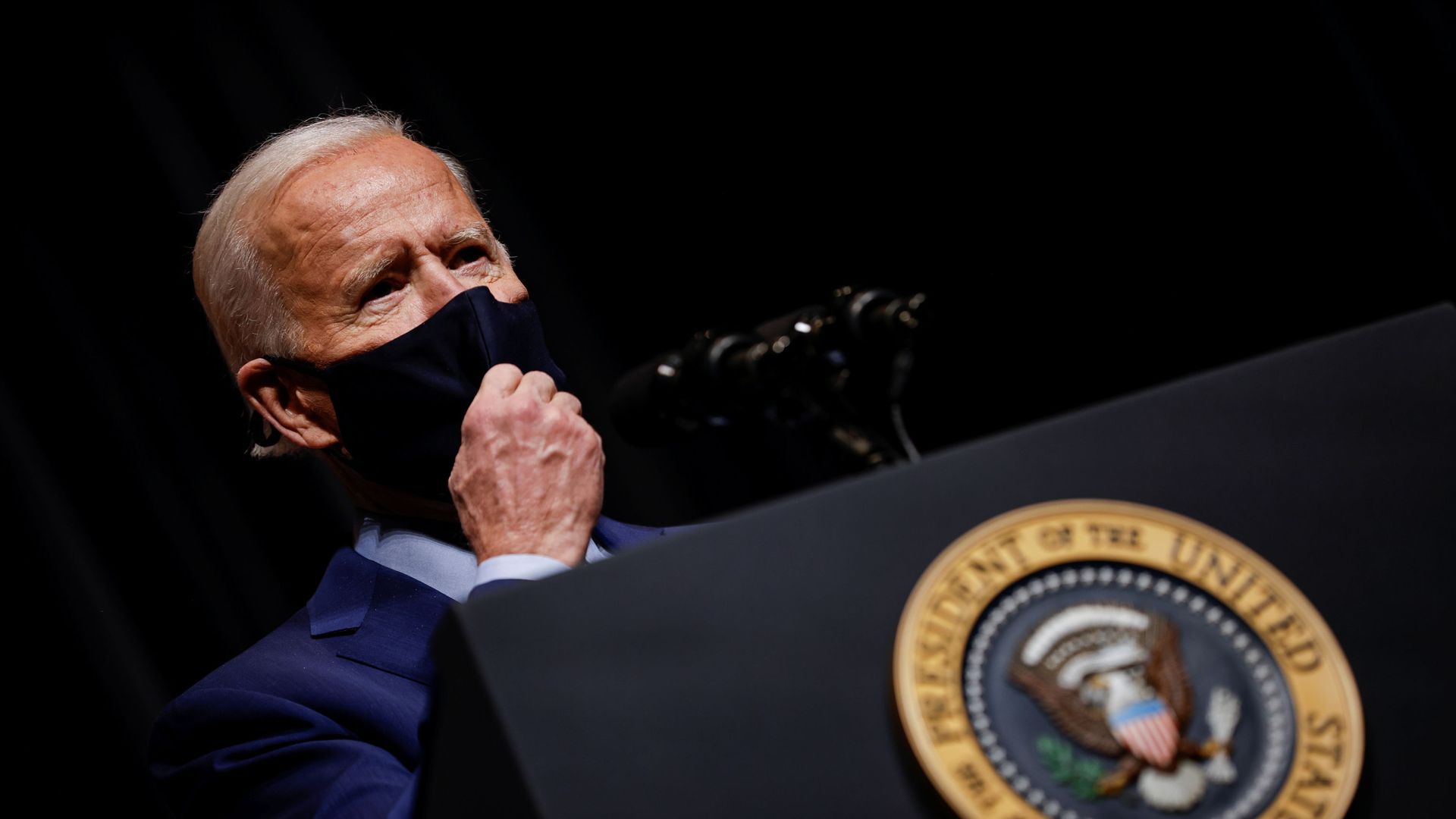 U.S. President Joe Biden removes his mask to address NIH staff during a visit to NIH in Bethesda, Maryland, U.S., February 11, 2021. U.S. President Joe Biden removes his mask to address NIH staff during a visit to NIH in Bethesda, Maryland, U.S., February 11, 2021. - Sputnik International, 1920, 23.02.2021