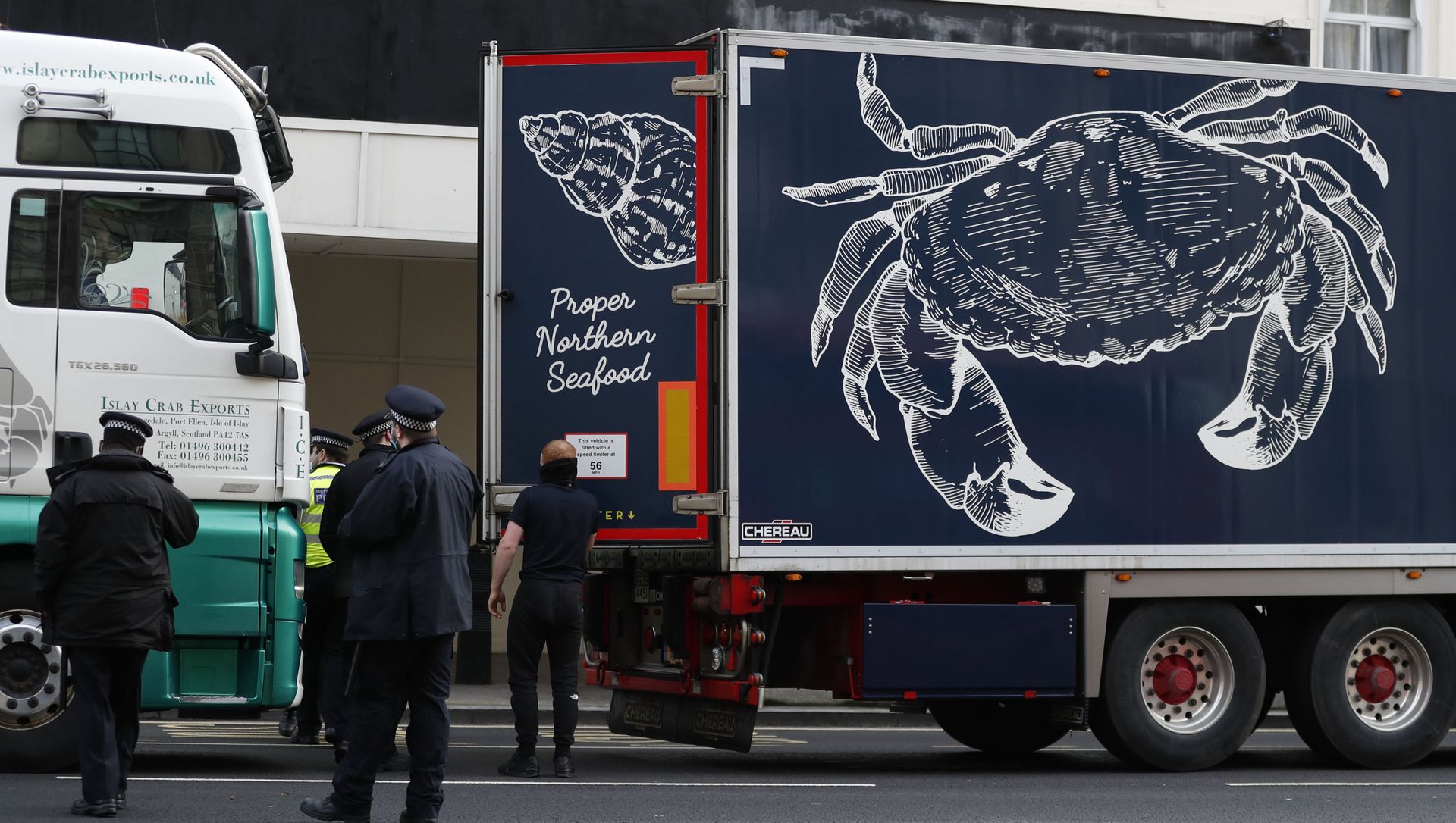 Police speak to shellfish export truck drivers as they are stopped for an unnecessary journey in London, Monday, Jan. 18, 2021, during a demonstration by British Shellfish exporters to protest Brexit-related red tape they claim is suffocating their business. Police speak to shellfish export truck drivers as they are stopped for an unnecessary journey in London, Monday, Jan. 18, 2021, during a demonstration by British Shellfish exporters to protest Brexit-related red tape they claim is suffocating their business. - Sputnik International, 1920, 14.02.2021