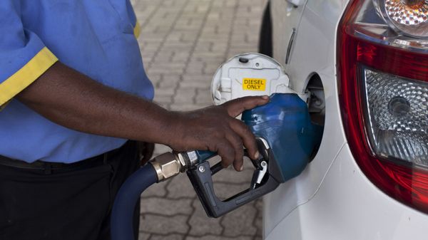 A man fills diesel in a car at a fuel station in New Delhi, India, Sunday, Oct. 19, 2014. India freed diesel prices from government control Sunday while raising natural gas tariffs in the biggest-yet reform by Prime Minister Narendra Modi's government, as it aims to boost the country's economy and overhaul its energy sector.(AP Photo/Tsering Topgyal) - Sputnik International
