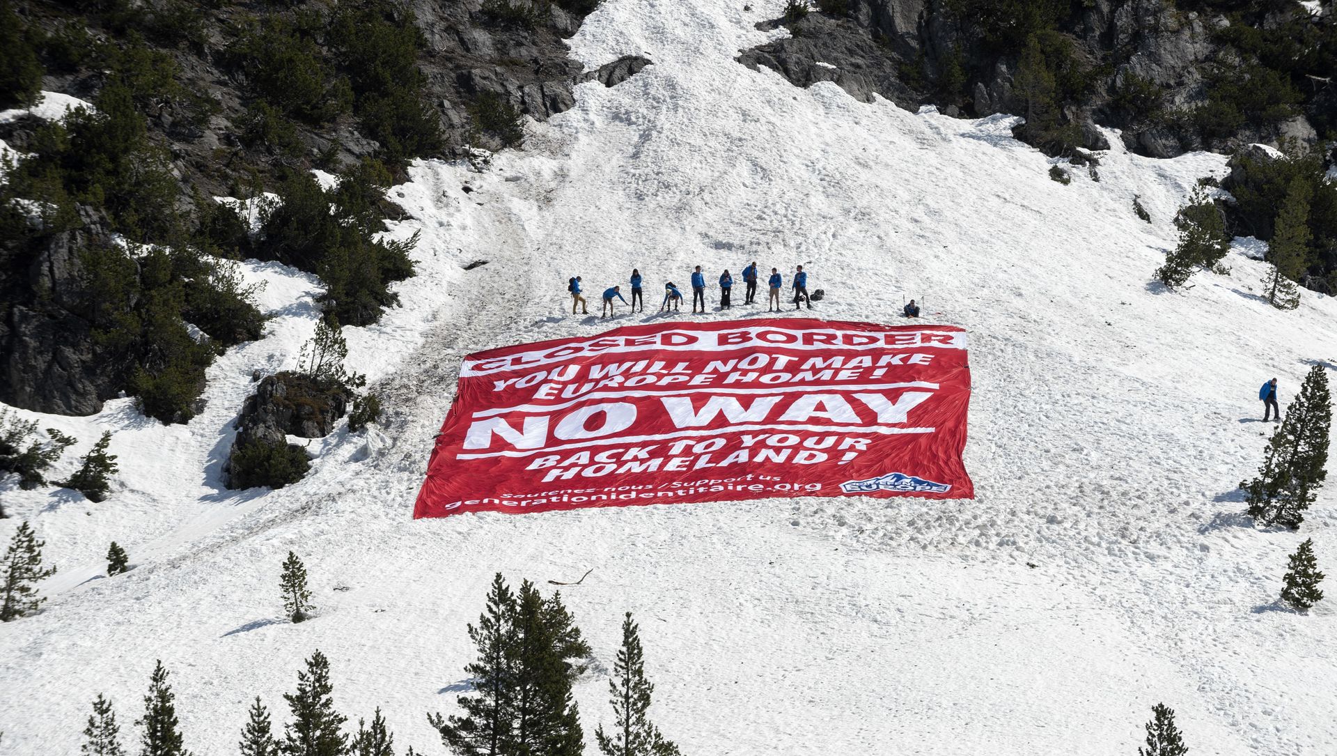 Activists from the French political movement Generation Identitaire (GI) and European anti-migrant group Defend Europe conduct an operation titled Mission Alpes to control access of migrants using the Col de l'Echelle mountain pass on 21 April 2018, in Nevache, near Briancon, on the French-Italian border. Photo by ROMAIN LAFABREGUE / AFP Activists from the French political movement Generation Identitaire (GI) and European anti-migrant group Defend Europe conduct an operation titled Mission Alpes to control access of migrants using the Col de l'Echelle mountain pass on 21 April 2018, in Nevache, near Briancon, on the French-Italian border. Photo by ROMAIN LAFABREGUE / AFP - Sputnik International, 1920, 14.02.2021