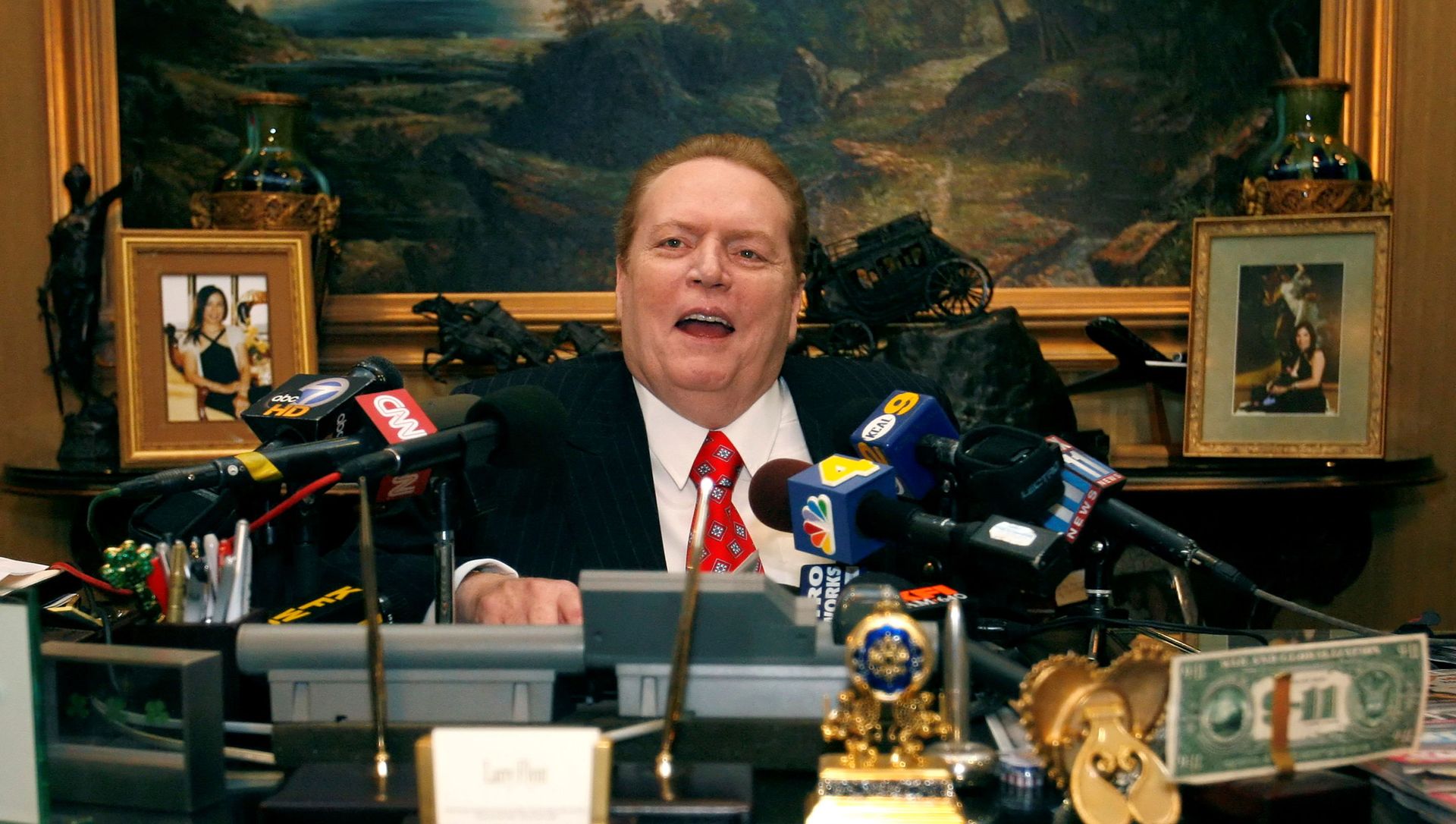 FILE PHOTO: Larry Flynt, head of Larry Flynt Publications, speaks to the media about the D.C. Madam sex scandal during news conference in Beverly Hills FILE PHOTO: Larry Flynt, head of Larry Flynt Publications, speaks to the media about the D.C. Madam sex scandal during news conference in Beverly Hills - Sputnik International, 1920, 14.02.2021