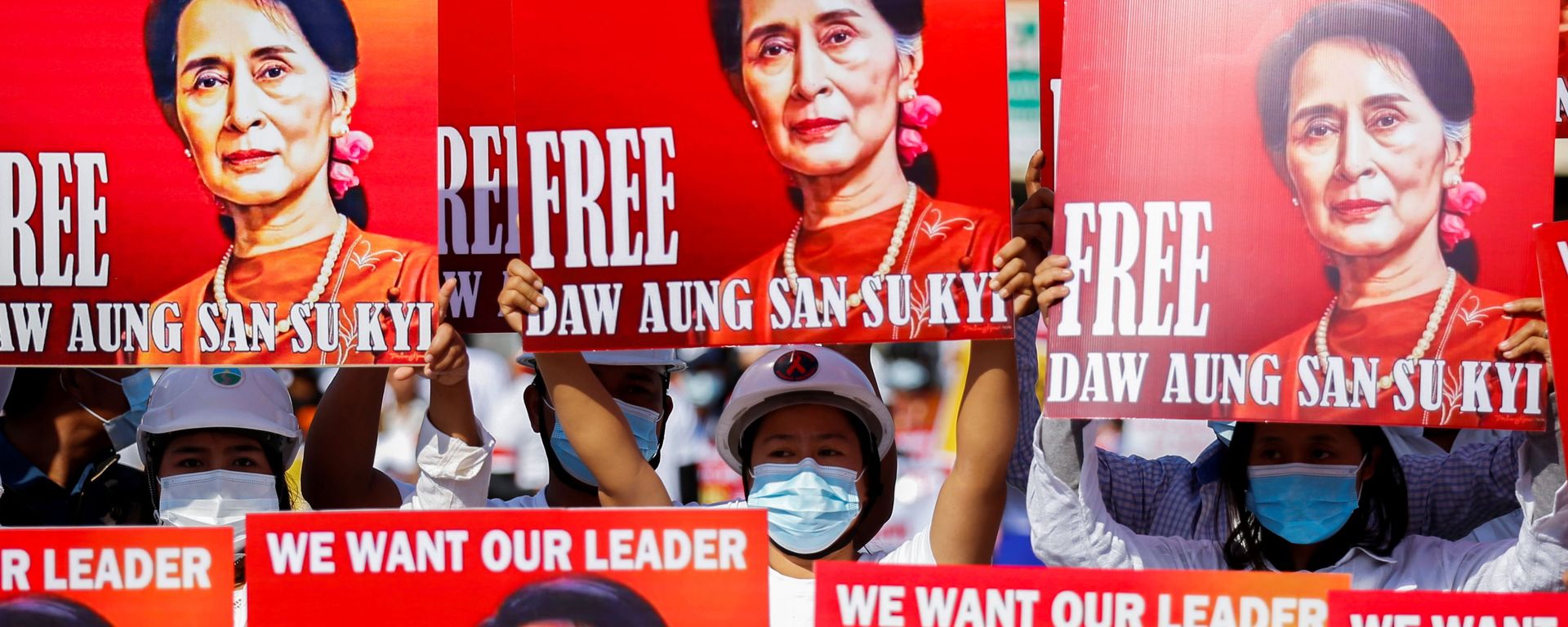 Demonstrators hold placards with the image of Aung San Suu Kyi during a protest against the military coup, in Naypyitaw, Myanmar, February 15, 2021. Demonstrators hold placards with the image of Aung San Suu Kyi during a protest against the military coup, in Naypyitaw, Myanmar, February 15, 2021. - Sputnik International, 1920, 15.02.2021