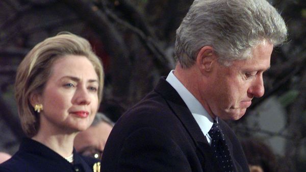 First lady Hillary Rodham Clinton watches President Clinton pause as he thanks those Democratic members of the House of Representatives who voted against impeachment in this Dec. 19, 1998 file photo - Sputnik International