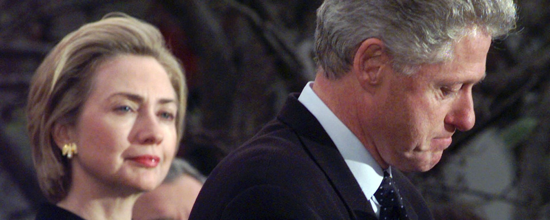 First lady Hillary Rodham Clinton watches President Clinton pause as he thanks those Democratic members of the House of Representatives who voted against impeachment in this Dec. 19, 1998 file photo First lady Hillary Rodham Clinton watches President Clinton pause as he thanks those Democratic members of the House of Representatives who voted against impeachment in this Dec. 19, 1998 file photo - Sputnik International, 1920, 10.02.2025
