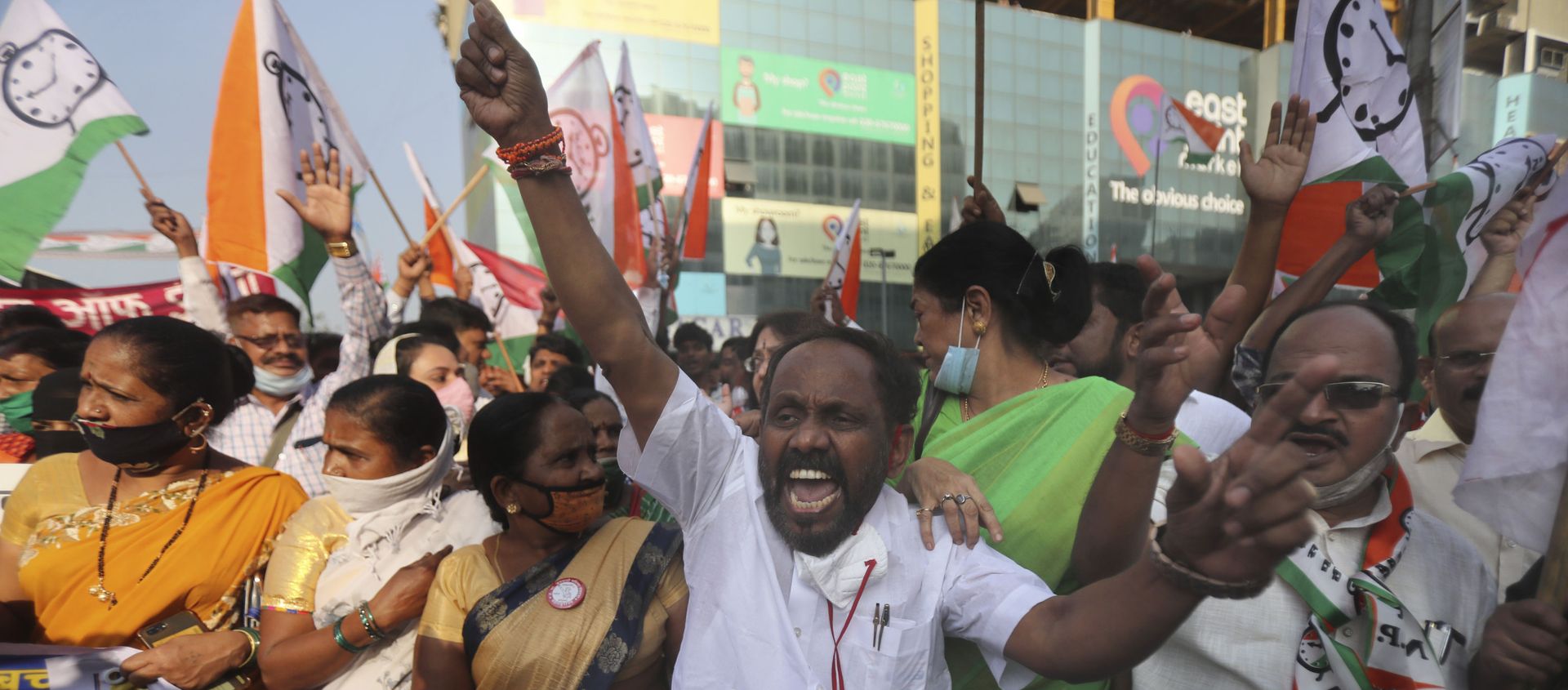 Members of various political parties shout slogans during a protest against new farm laws in Mumbai, India, Saturday, Feb. 6, 2021. Tens of thousands of protesting Indian farmers blocked highways across the country for three hours Saturday to press their demands for the repeal of new agricultural laws. Members of various political parties shout slogans during a protest against new farm laws in Mumbai, India, Saturday, Feb. 6, 2021. Tens of thousands of protesting Indian farmers blocked highways across the country for three hours Saturday to press their demands for the repeal of new agricultural laws. - Sputnik International, 1920, 15.02.2021