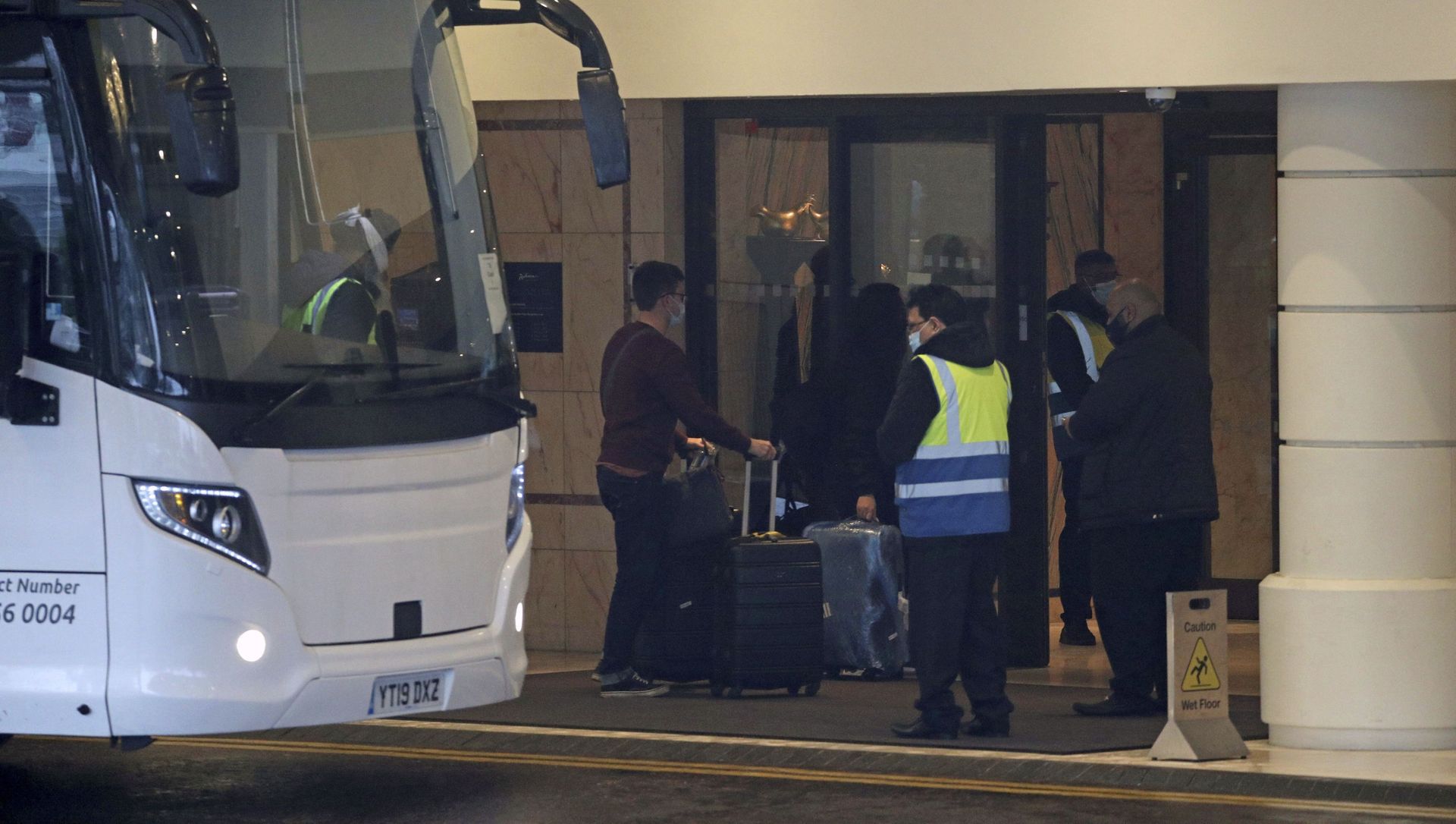 A coach delivers passengers to the Radisson Blu Edwardian Hotel, near Heathrow Airport, London, Monday Feb. 15, 2021 where they will remain during a 10 day quarantine period after returning to England from one of 33 red list countries A coach delivers passengers to the Radisson Blu Edwardian Hotel, near Heathrow Airport, London, Monday Feb. 15, 2021 where they will remain during a 10 day quarantine period after returning to England from one of 33 red list countries - Sputnik International, 1920, 15.02.2021